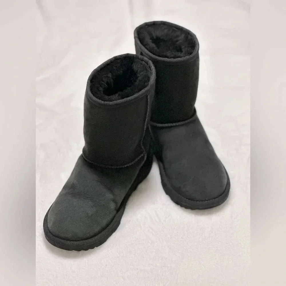 UGG Unisex Kid’s Classic Short Water Resistant Genuine Shesrling Boot Size 3